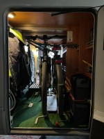 beide E-bikes in Garage r.JPG